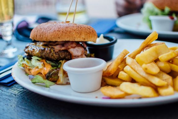 Hamburger und Pommes