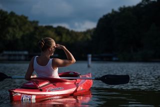 Frau im Kajak