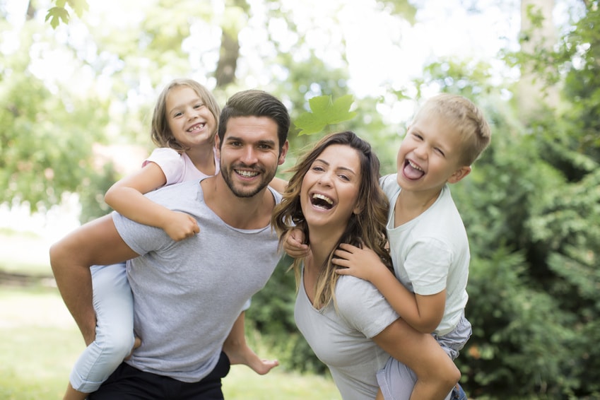 Familie im Grünen