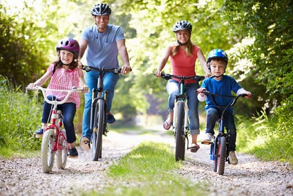 Familie auf Fahrrädern