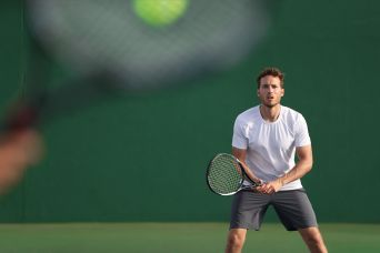 Tennisspieler wartet auf Ball